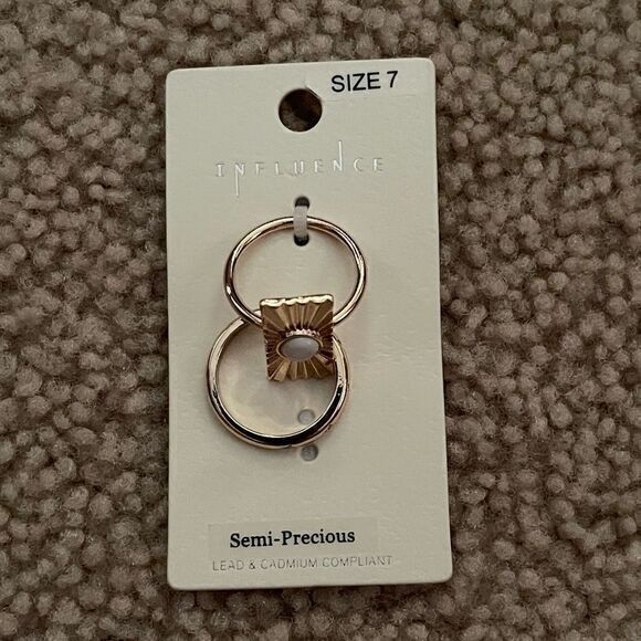 NWT Influence Women's‎ Semi Precious Rings Set of Two Gold Tone Size 7 - Picture 2 of 3